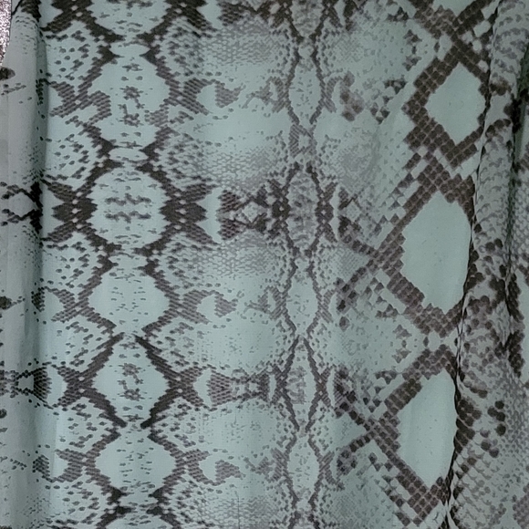 Snakeskin Jennifer Lopez top - Picture 2 of 7